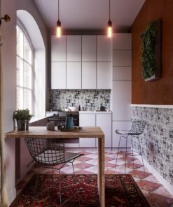 Lambris PVC revêtus imitation carreaux de ciment dans une cuisine. La cuisine est en plan large.