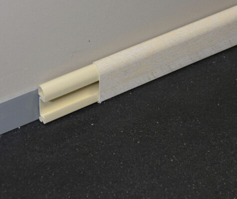 Plinthe passe-câbles PVC en planche blanchie