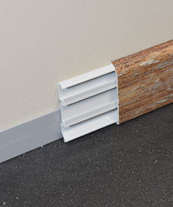 Plinthe passe-câble PVC en planche vieillie