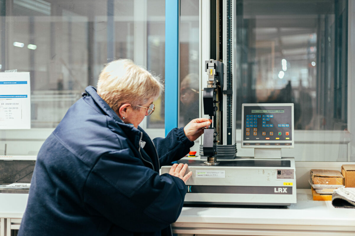 Mon Marché Déco : une équipe au service de la qualité 5 Contrôle de la qualité par Clara dans l'usine Tecnoprofils