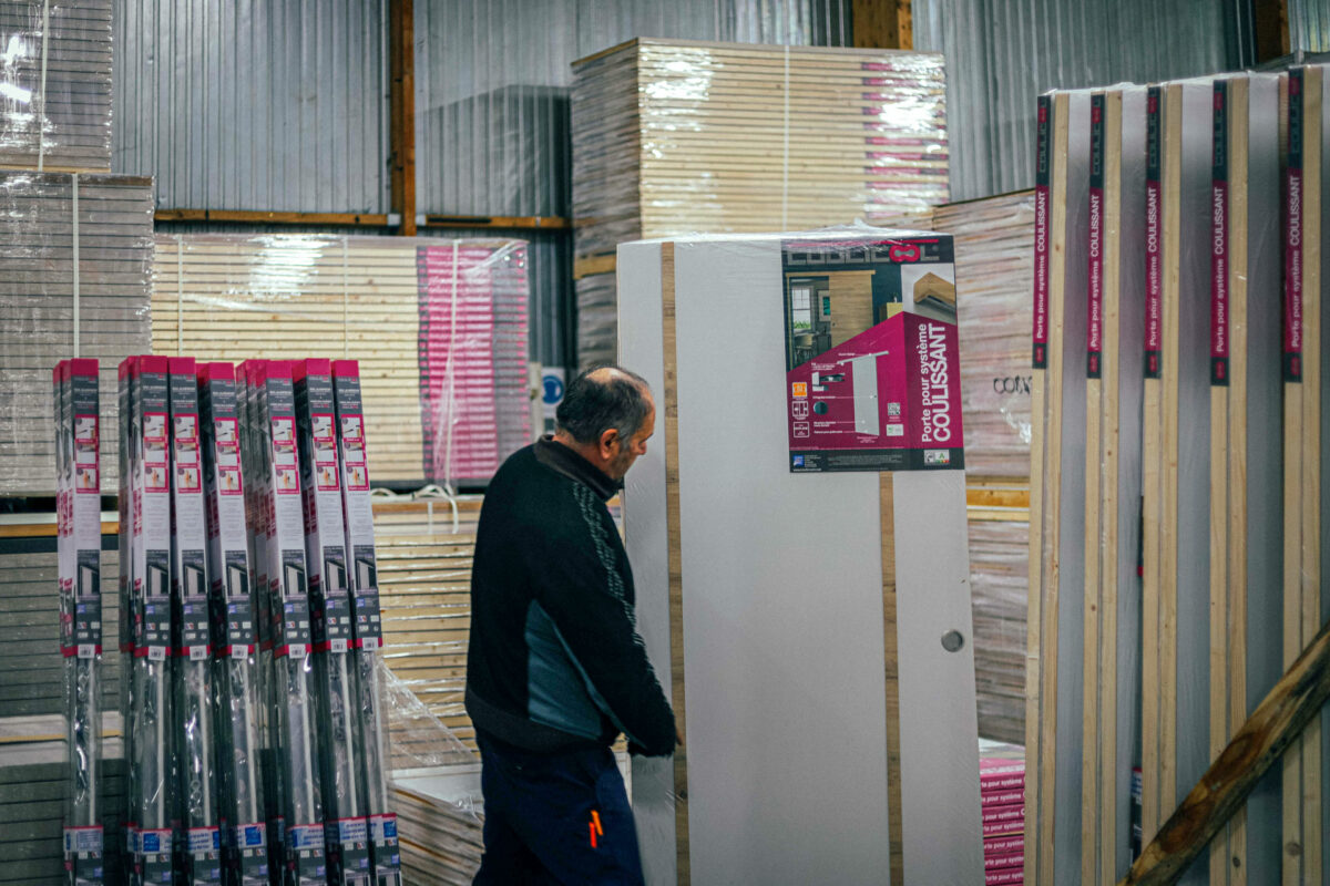 Mon Marché Déco : une équipe au service de la qualité 3 Photo du stockage des portes coulissantes en applique Coulicool