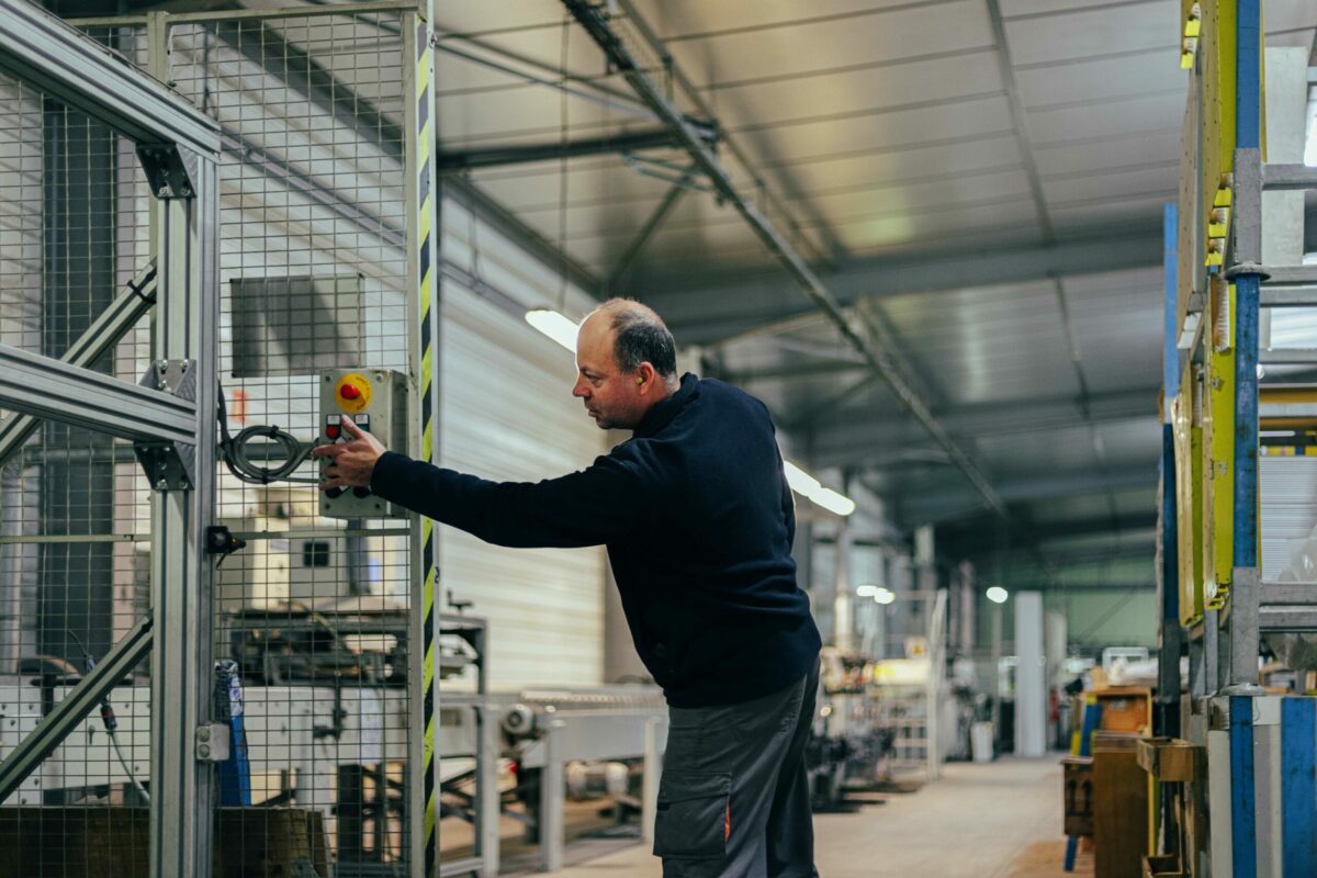 Mon Marché Déco : une équipe au service de la qualité 4 Romuald qui effectue la manutention dans l'usine de Tecnoprofils