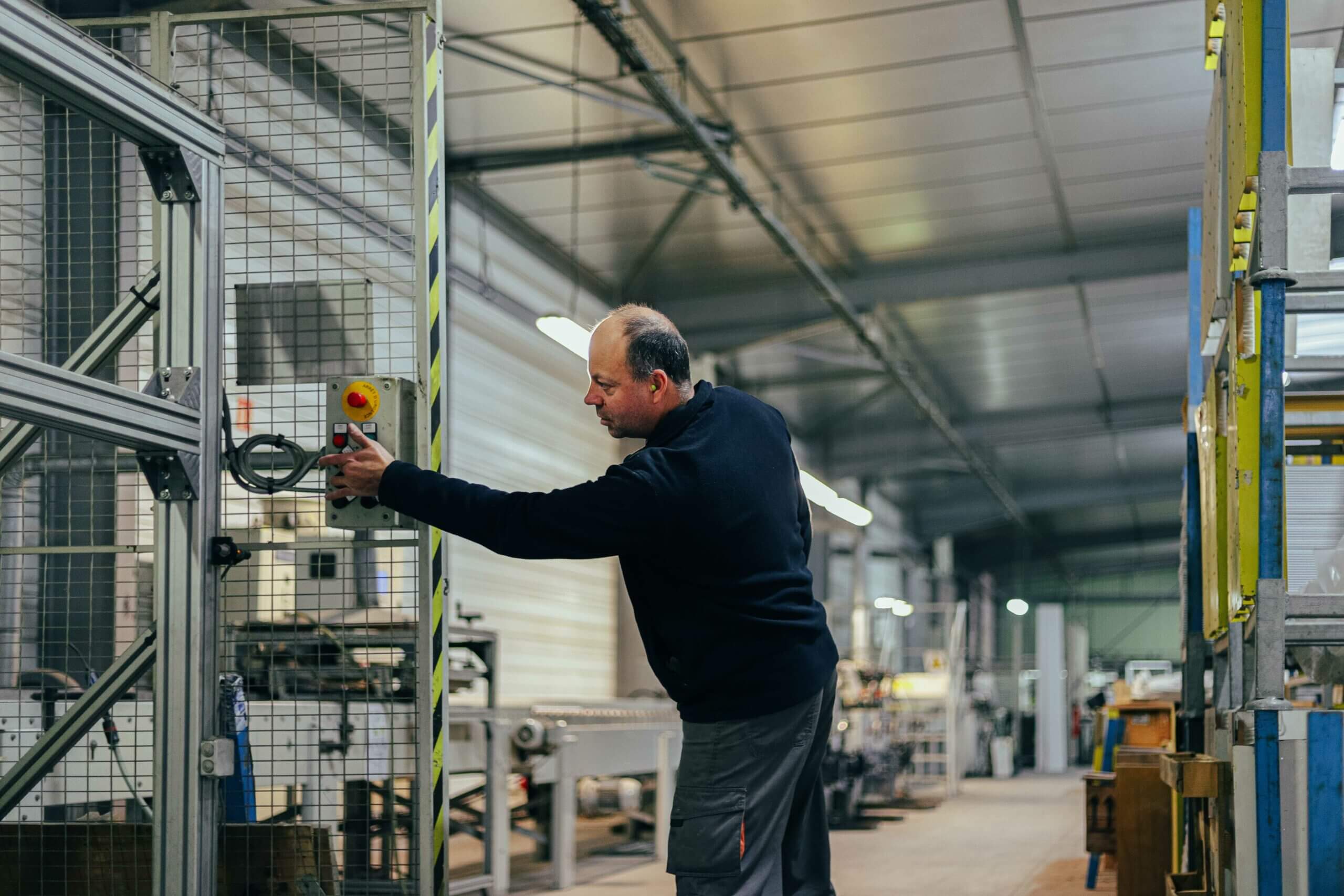 Romuald qui effectue la manutention dans l'usine de Tecnoprofils