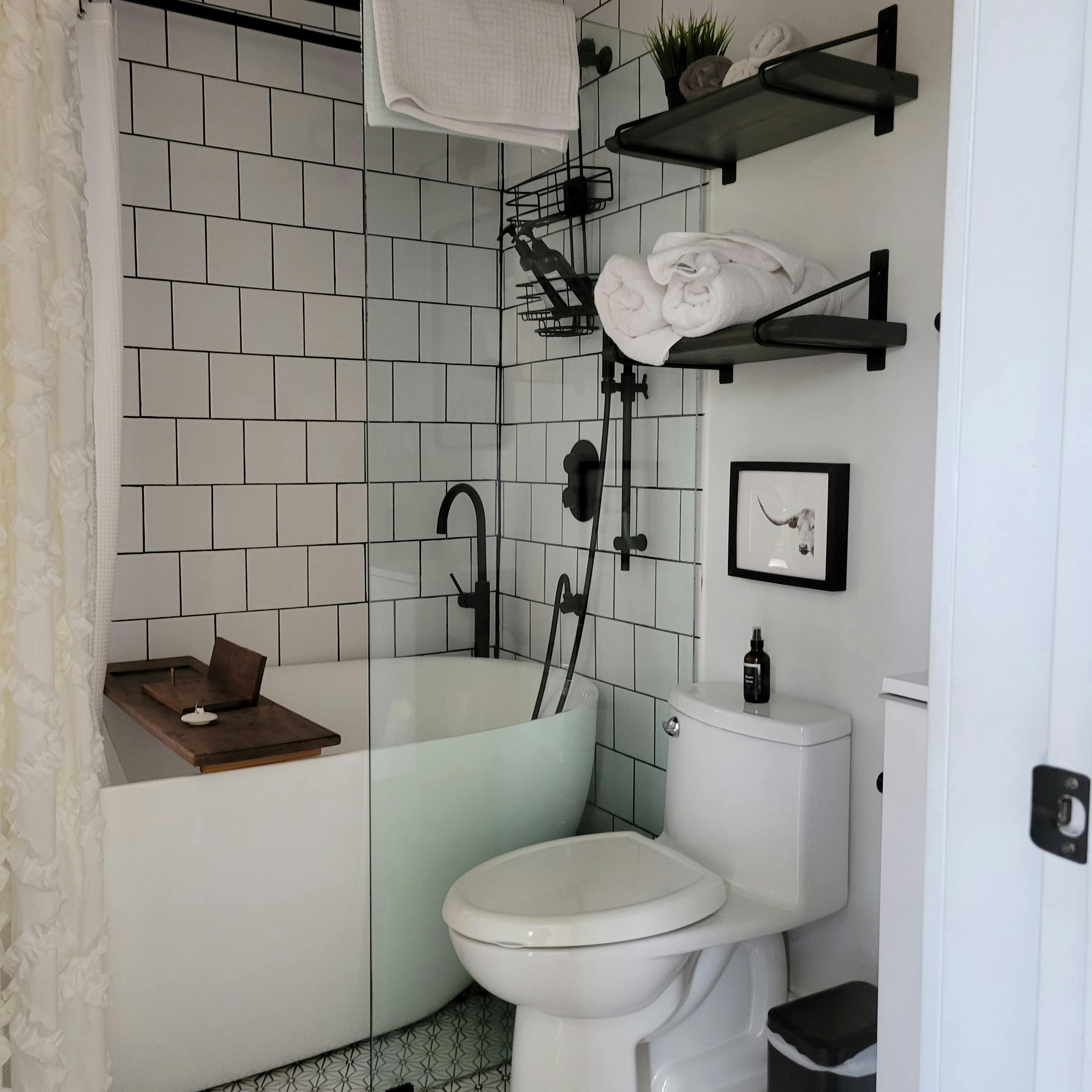 Aménager une petite salle de bain - Une petite salle de bain avec des rangements au-dessus des WC pour optimiser l'espace