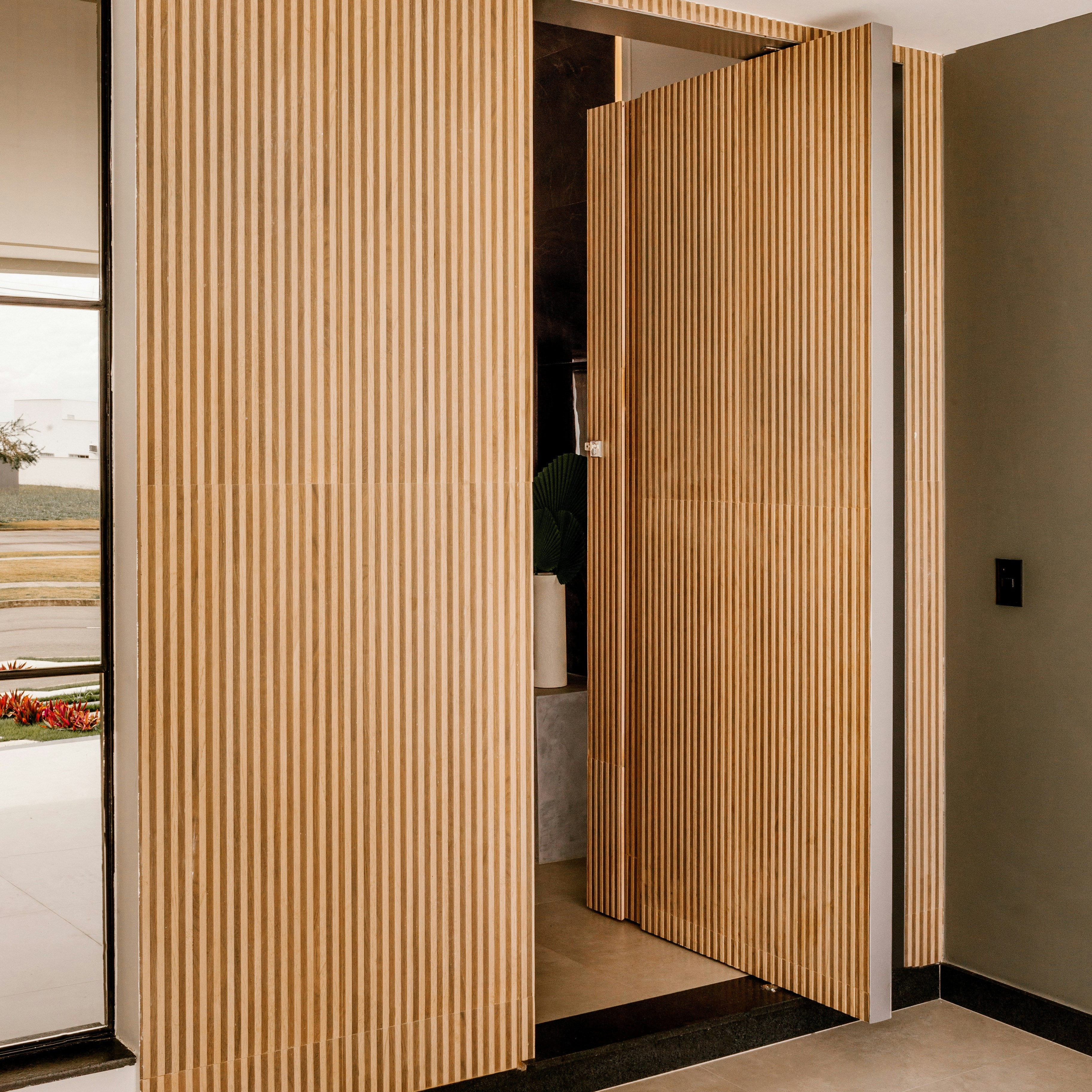 Habiller un encadrement de porte - Porte intérieure recouverte avec des panneaux tasseaux bois