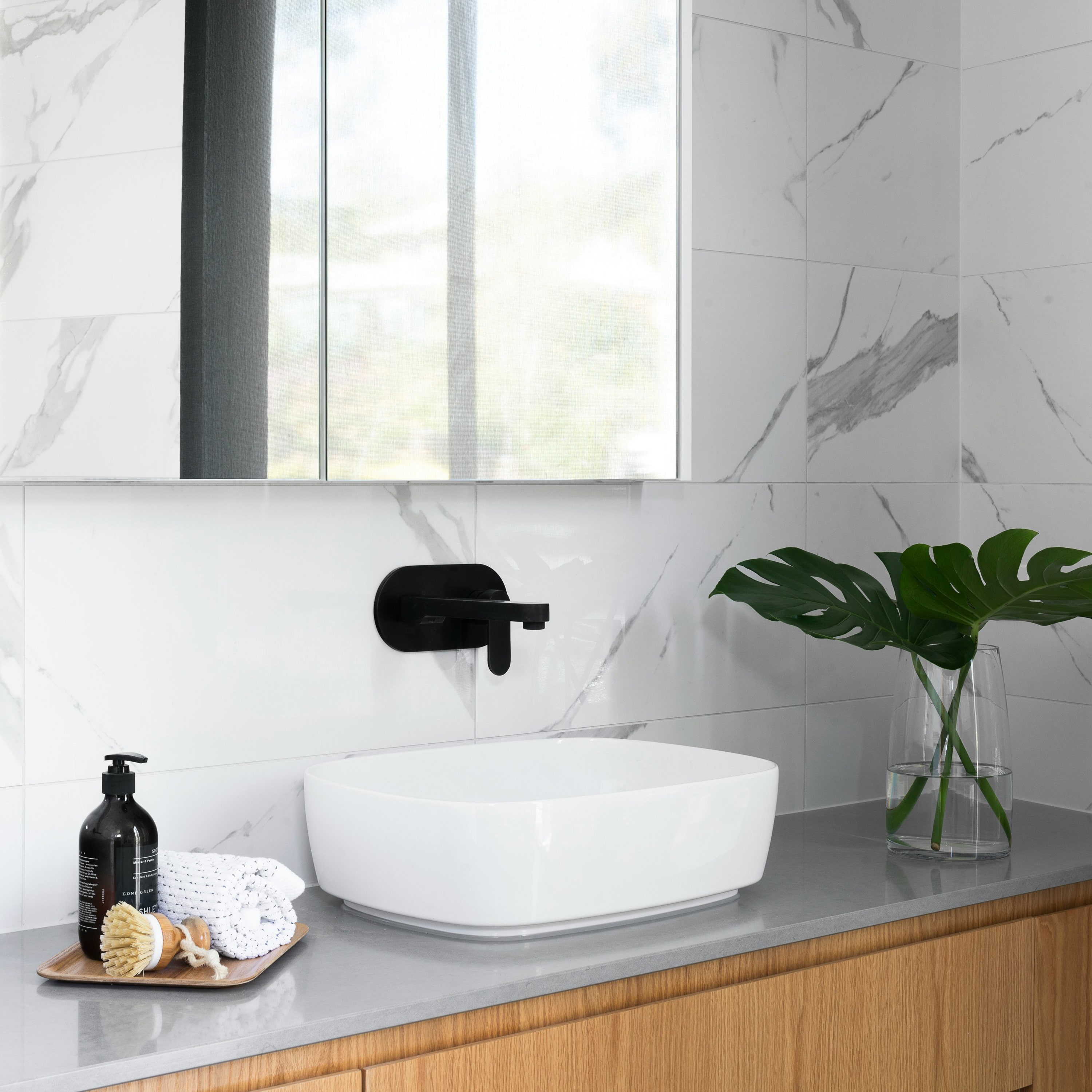 coin vasque d’une salle de bain avec du lambris PVC aspect marbre en revêtement mural