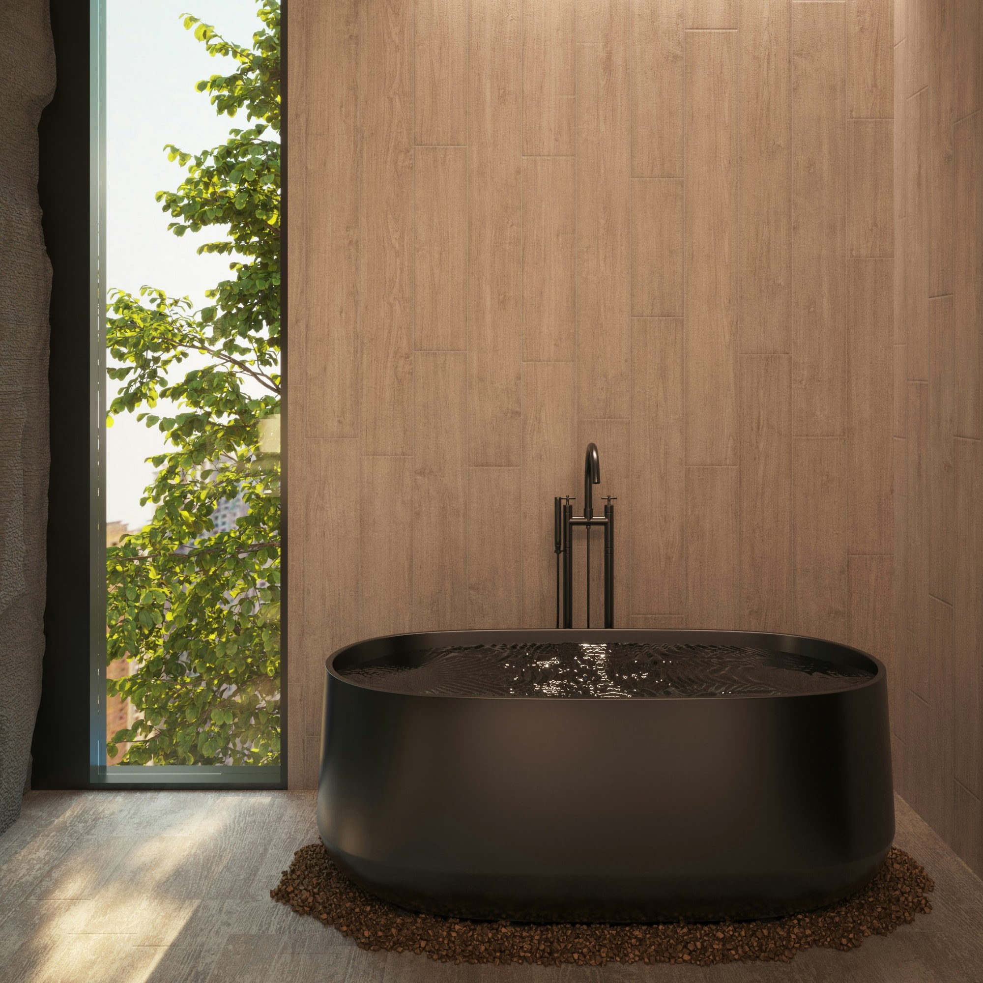 une baignoire remplie d’eau avec du lambris PVC imitation bois au mur