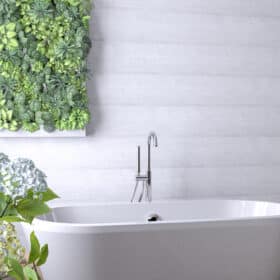 baignoire arrondie avec du lambris PVC aspect bois en revêtement mural