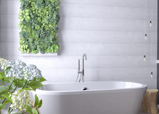 baignoire arrondie avec du lambris PVC aspect bois en revêtement mural