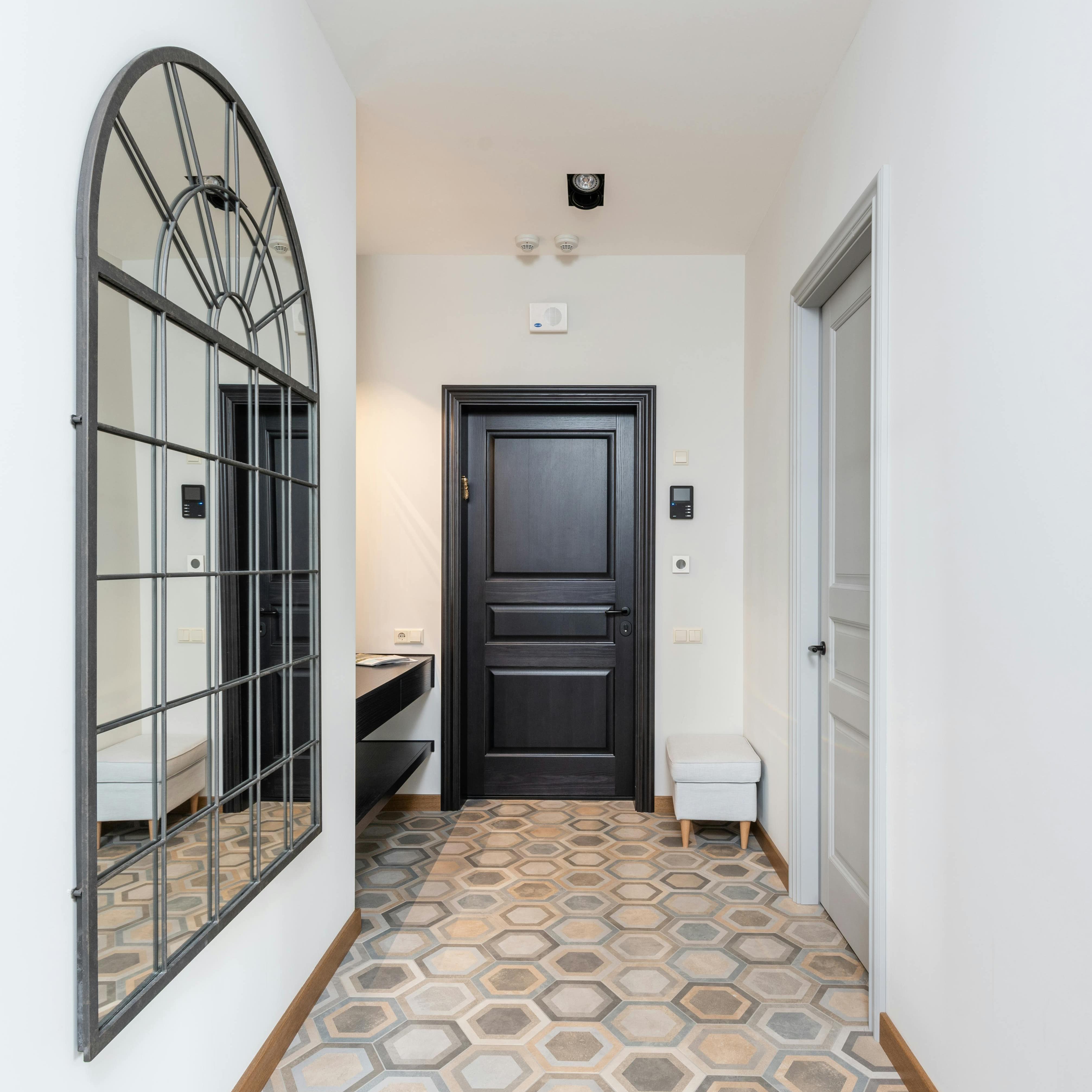Comment décorer un couloir – un couloir décoré avec un sol à motif et un grand miroir