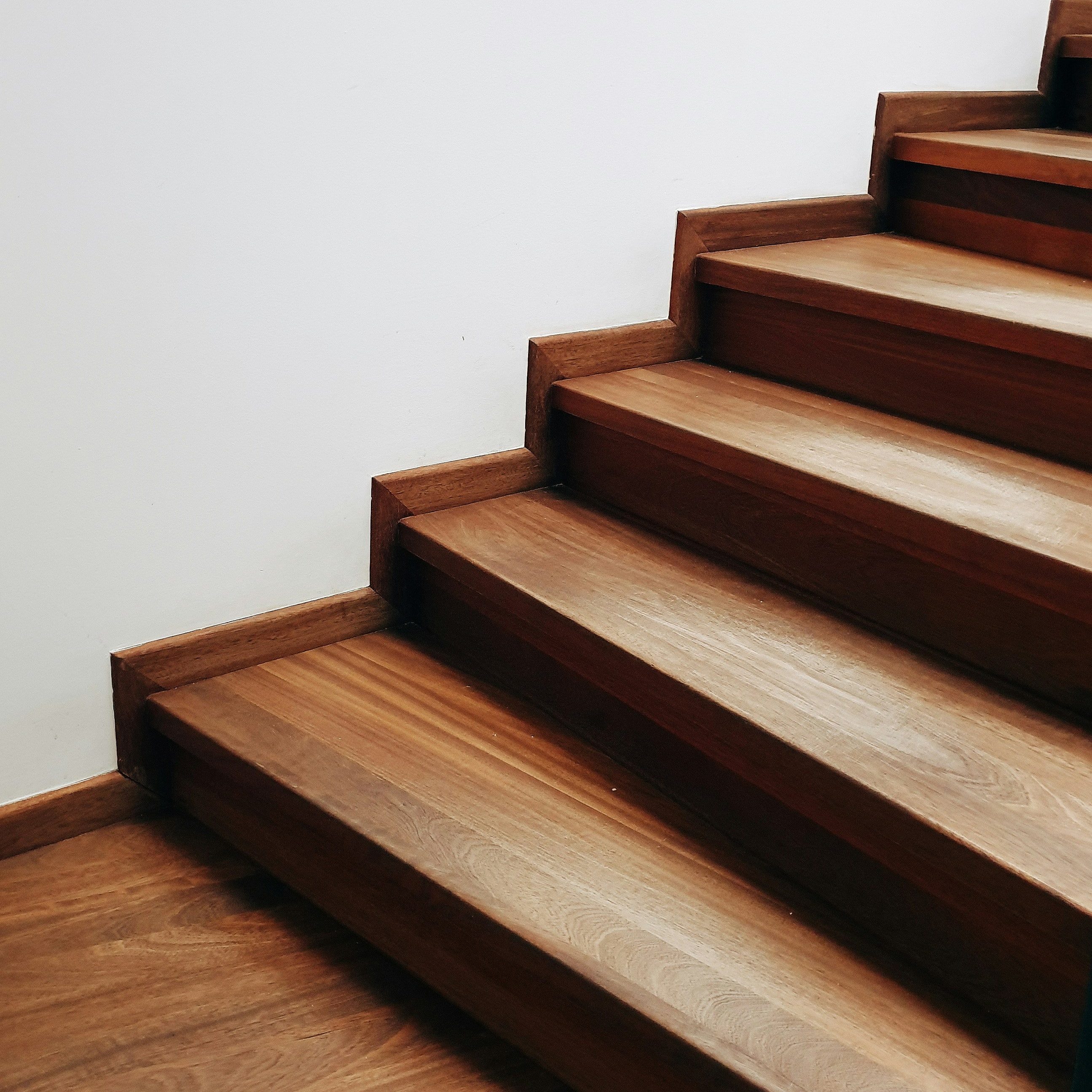 Comment rénover un escalier en bois - Gros plan sur des marches d'escalier en bois