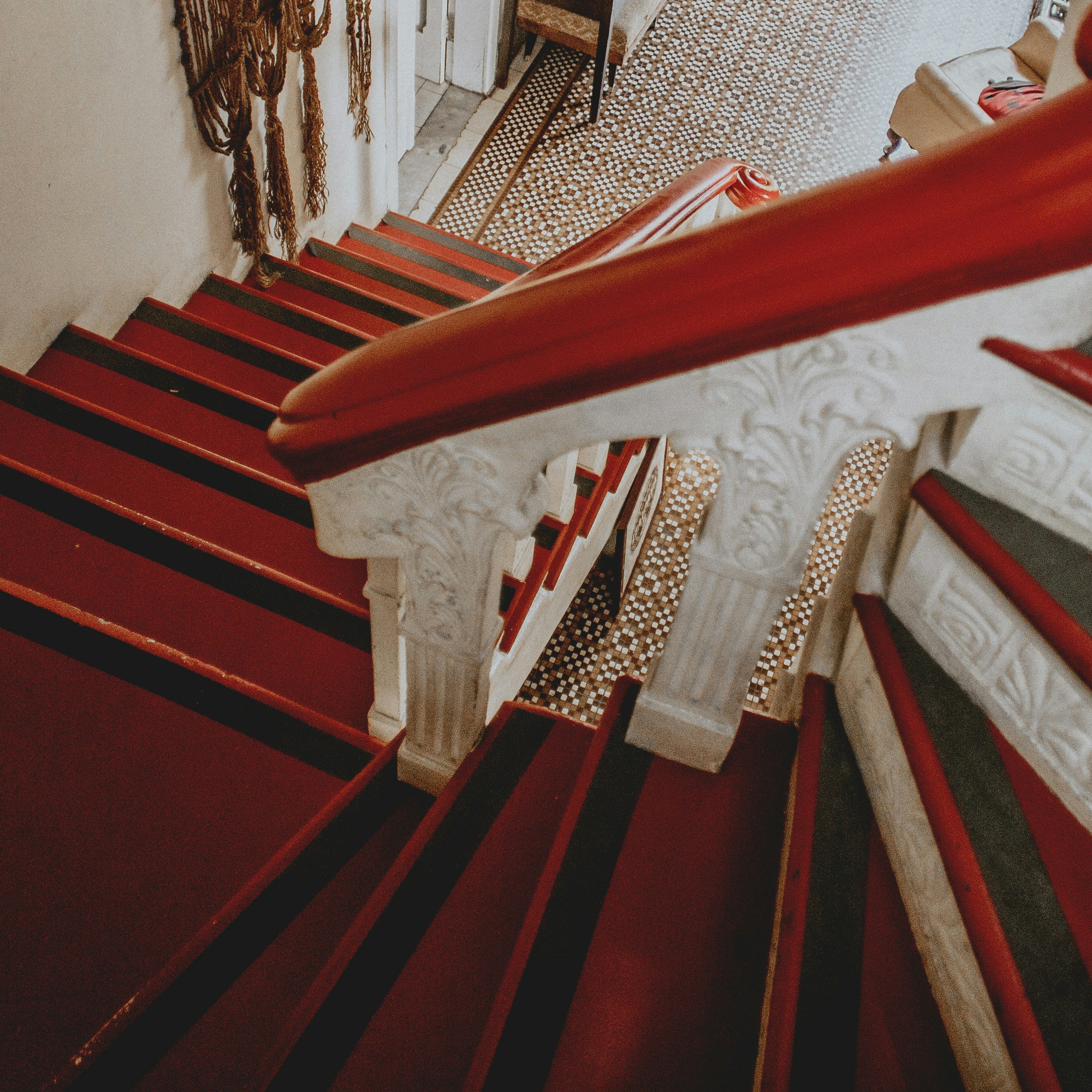 Comment rénover un escalier en bois - Un escalier en bois avec les marches peintes en rouge