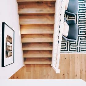 Comment rénover un escalier en bois - Vue de haut d'un escalier en bois d'une maison