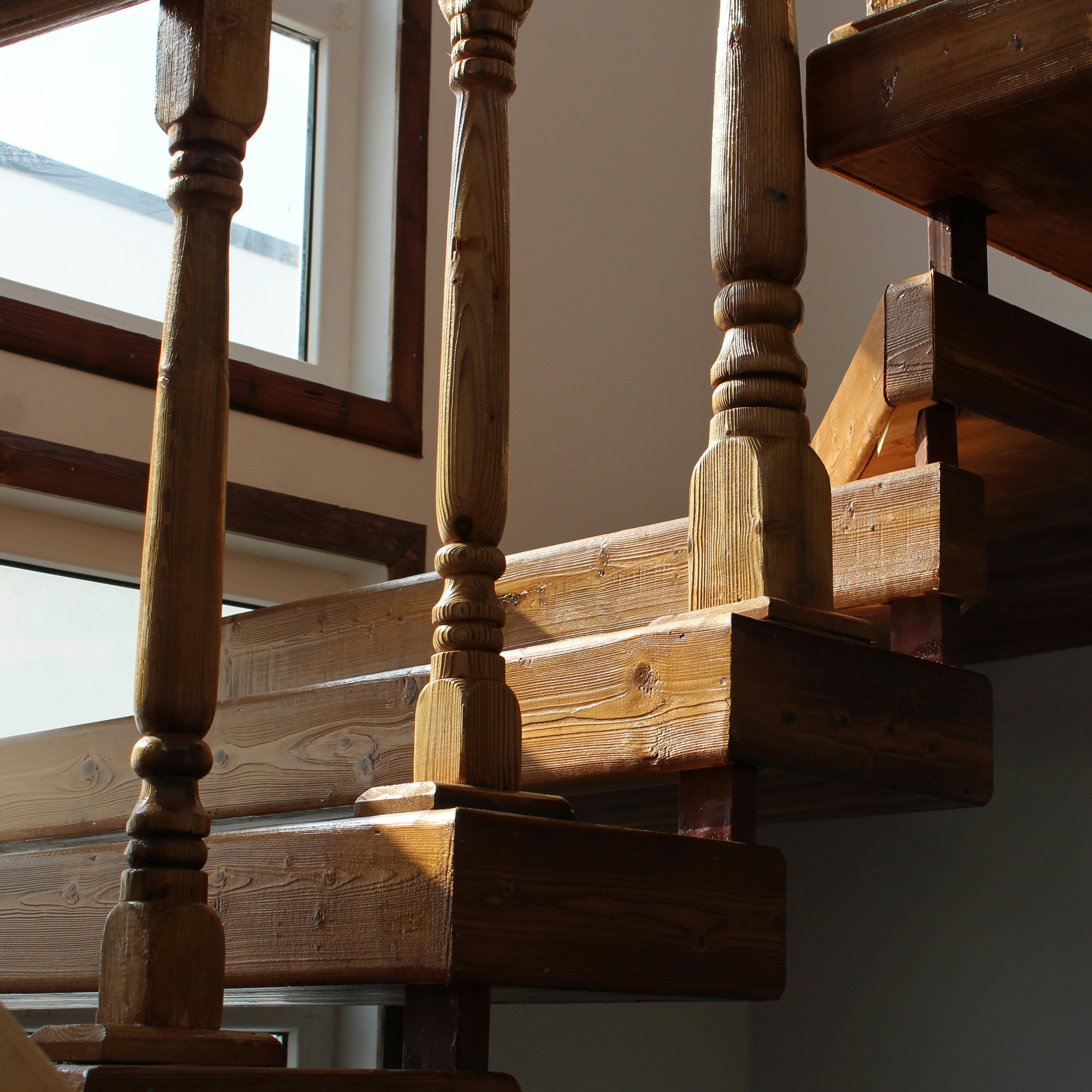 Comment rénover un escalier en bois - Gros plan sur un escalier en bois brut à rénover