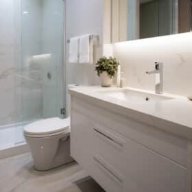 Rénovation salle de bain petit budget – Une salle de bains rénovée dans un style moderne