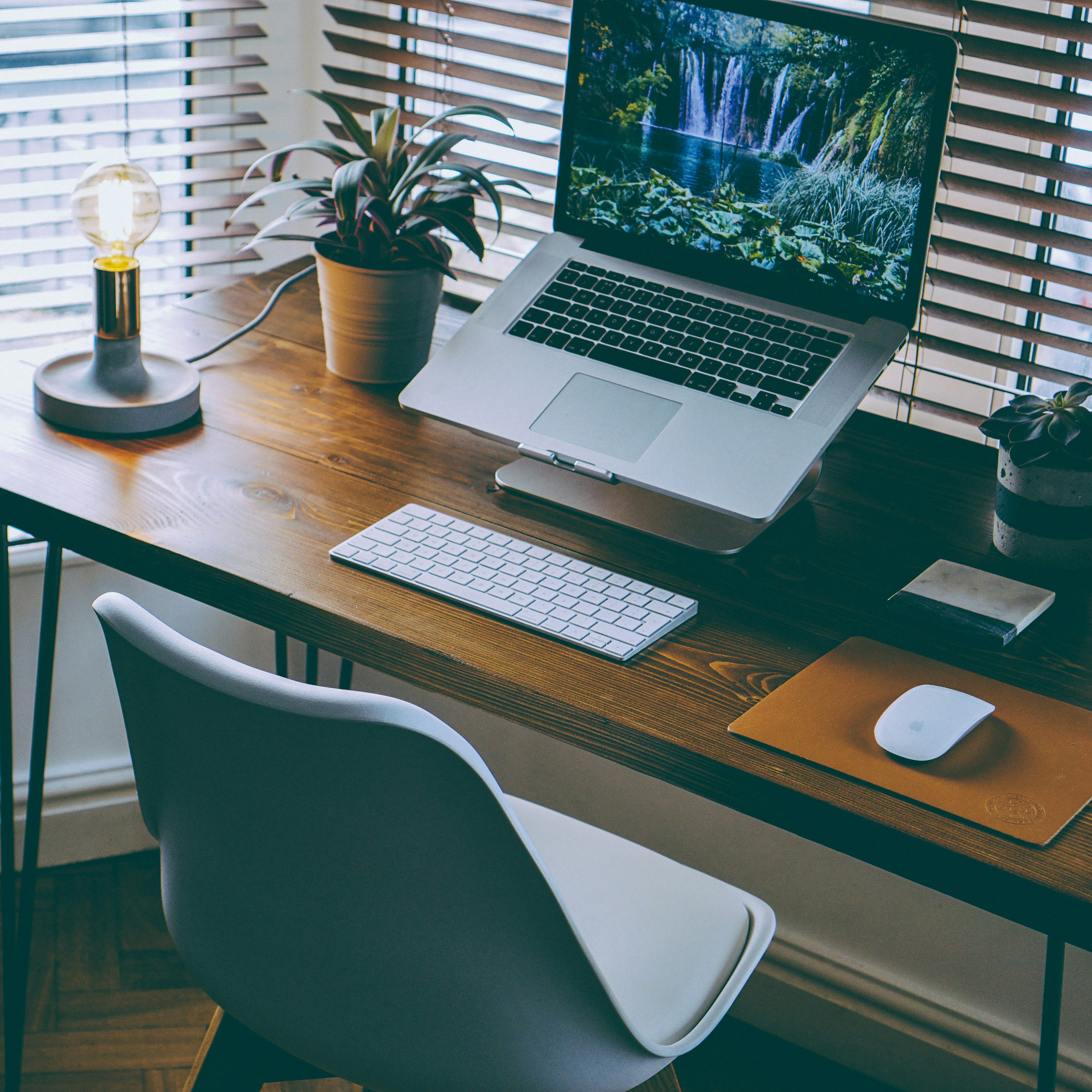 Aménager un coin bureau dans un salon – Un bureau de travail aménagé face à une fenêtre.