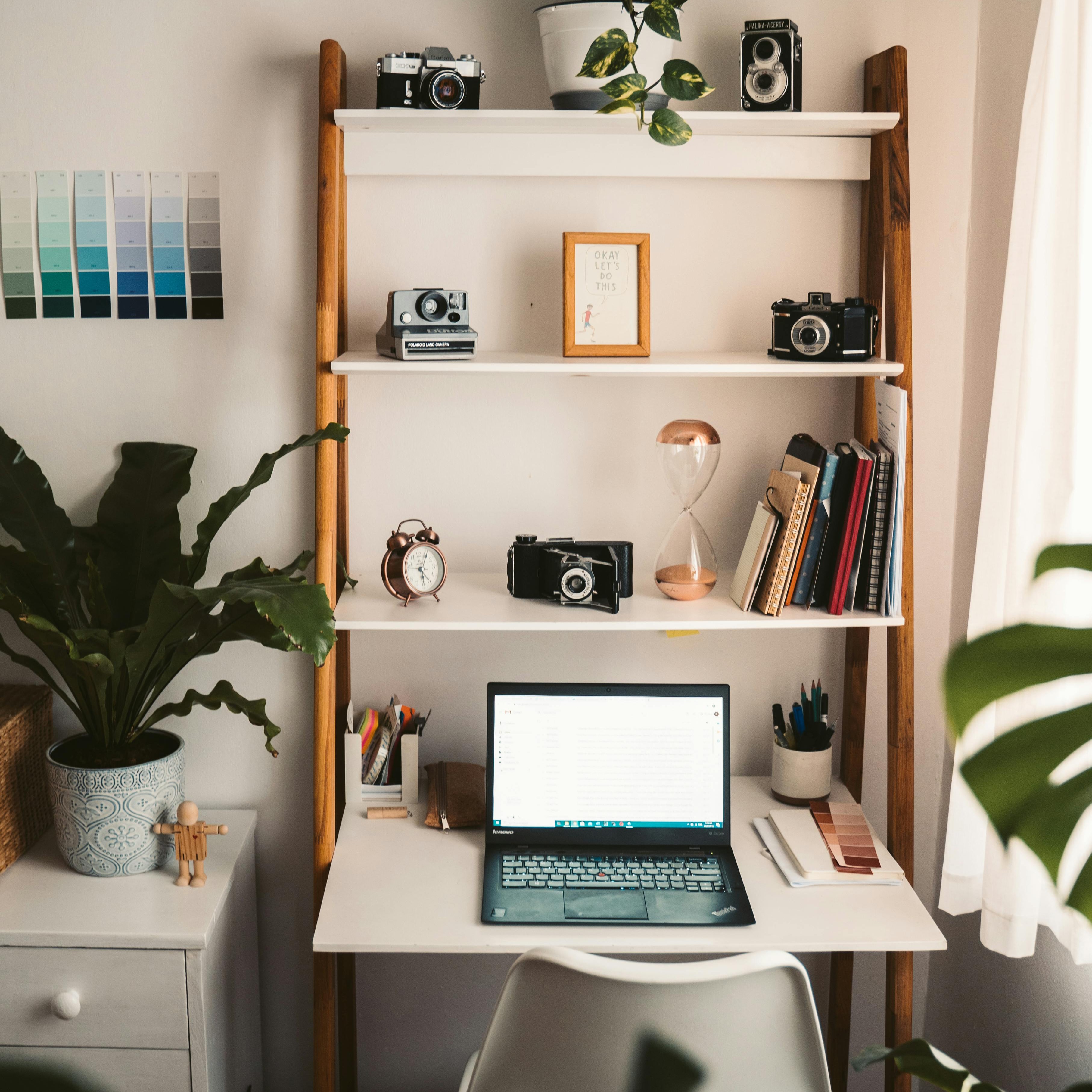 Aménager un coin bureau dans un salon – Un bureau minimaliste avec des étagères