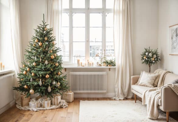 Comment décorer sa maison pour Noël - Un salon lumineux décoré pour Noël avec un sapin de Noël.