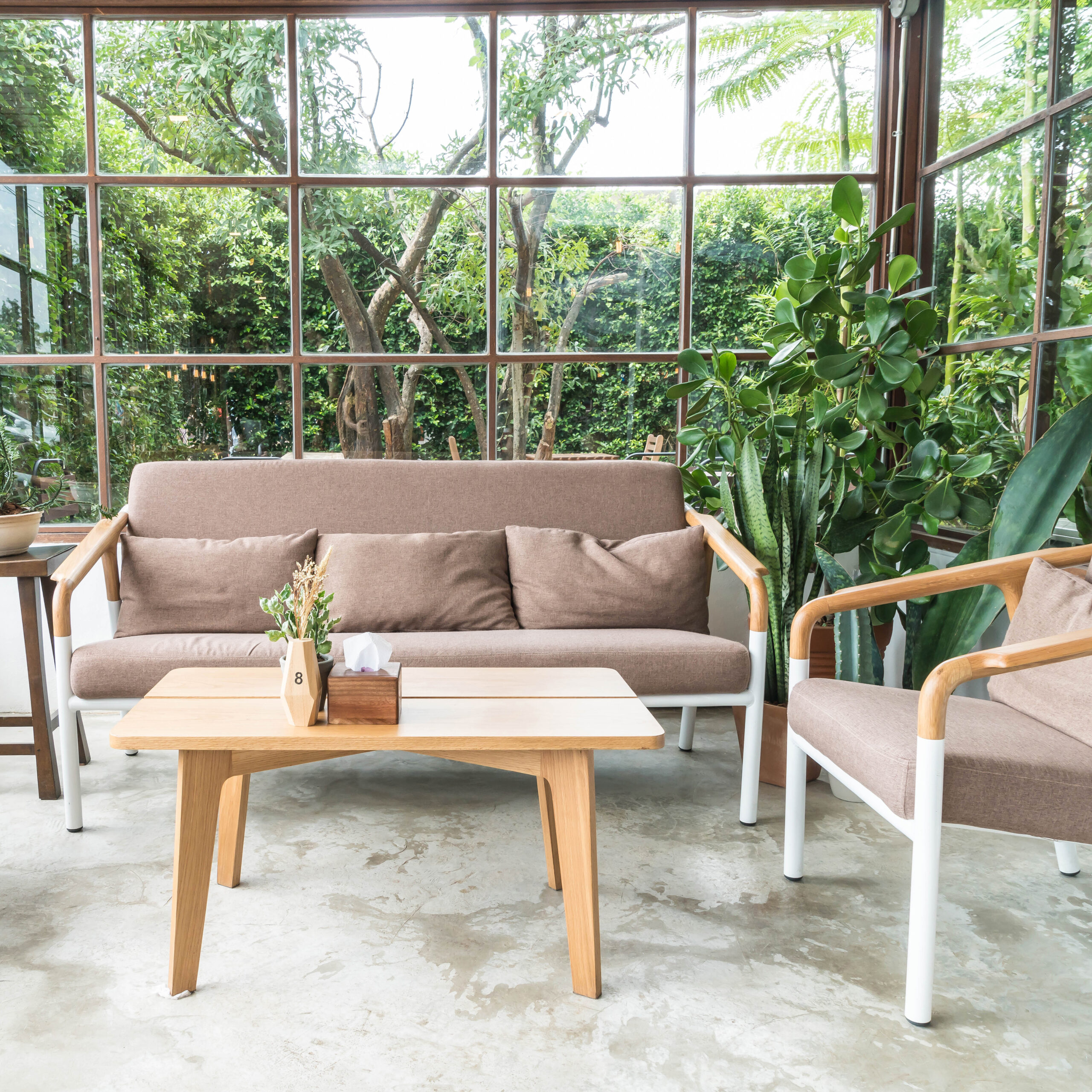 Aménager une terrasse extérieure : quel revêtement choisir ? 6 chaise en bois vide dans le salon