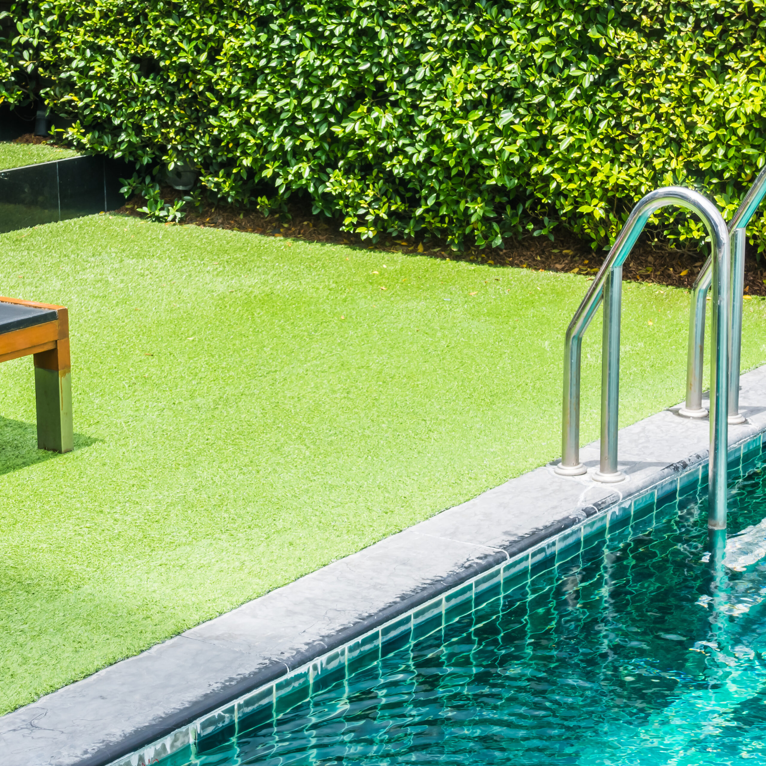 Aménager une terrasse extérieure : quel revêtement choisir ? 7 piscine