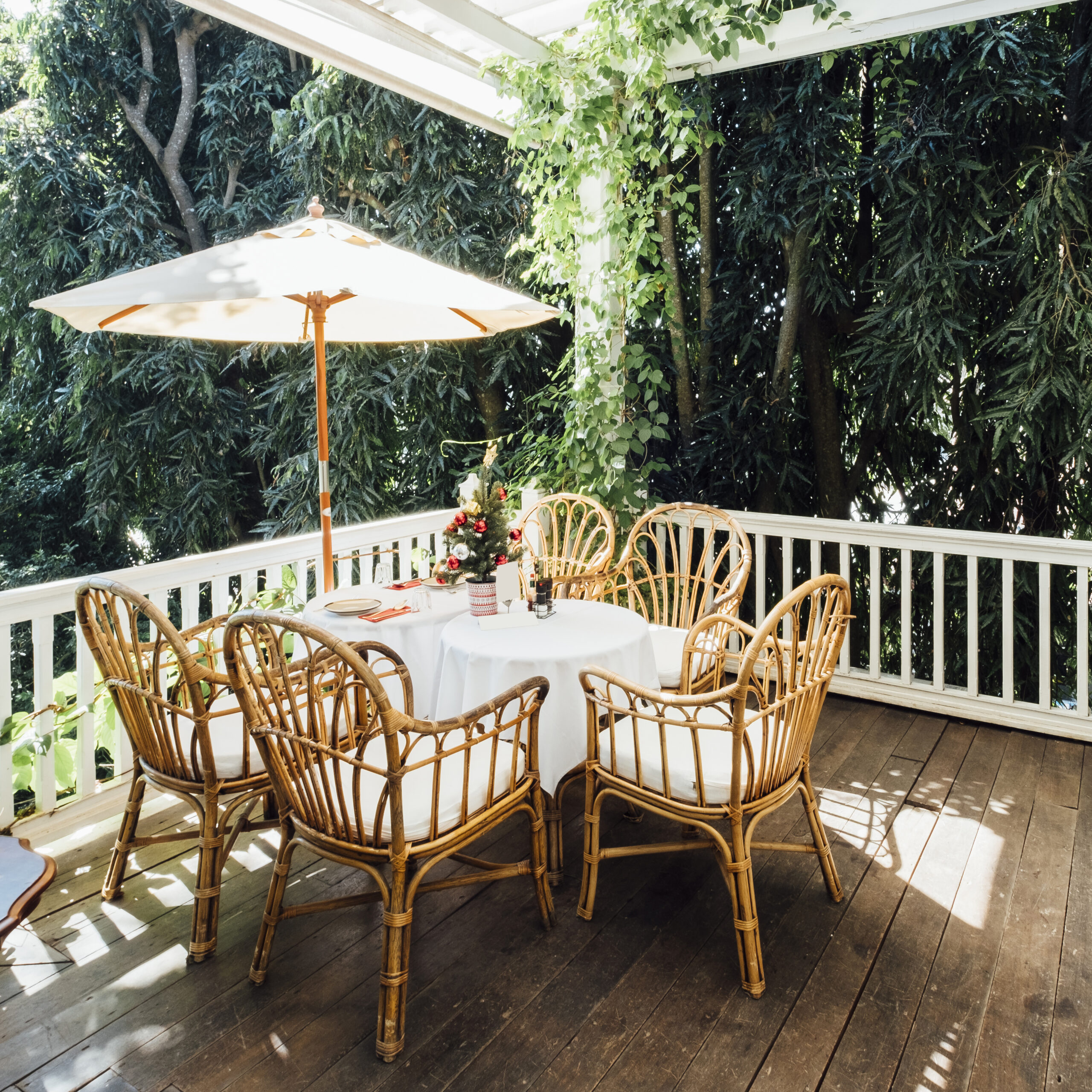 Aménager une terrasse extérieure : quel revêtement choisir ? 1 table vintage et maison vintage